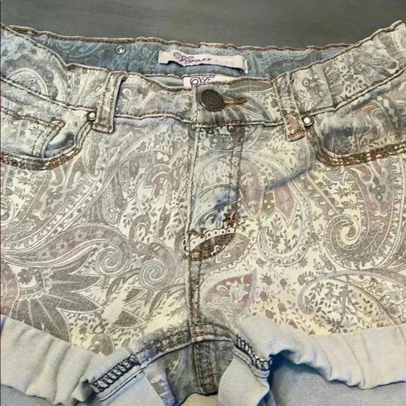 VIGOSS Girls Paisley Patterned Denim Shorts - Picture 2 of 5
